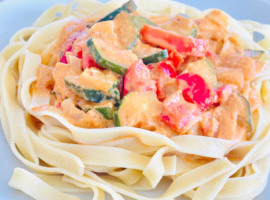 Paprika-Zucchini Tagliatelle mit Erdnusssoße