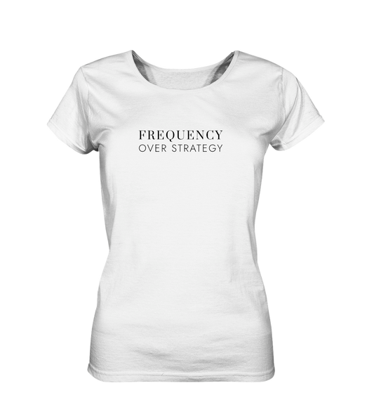 Damen T-Shirt - Frequency Over Strategy
